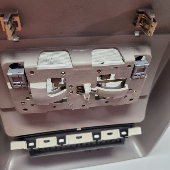 GM Roof Console Air Control Center Dome Light 2007 08 09 10 11 12 13 Tahoe - Picture 8 of 10